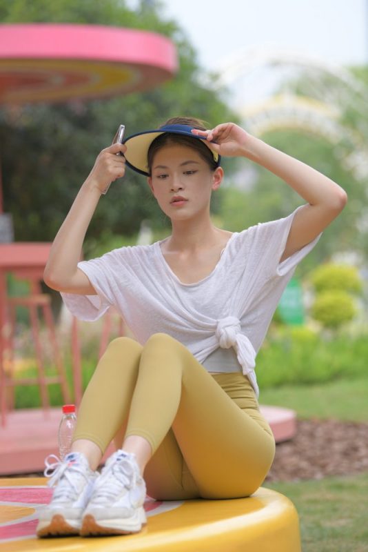 戴着遮阳帽的瑜伽裤女孩J2965 796P1V-27.1GB-美图