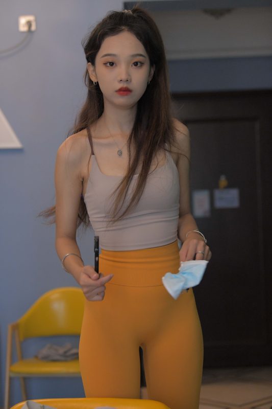 超级可爱的橘黄瑜伽裤女孩J3030 801P1V-28.0GB-美图